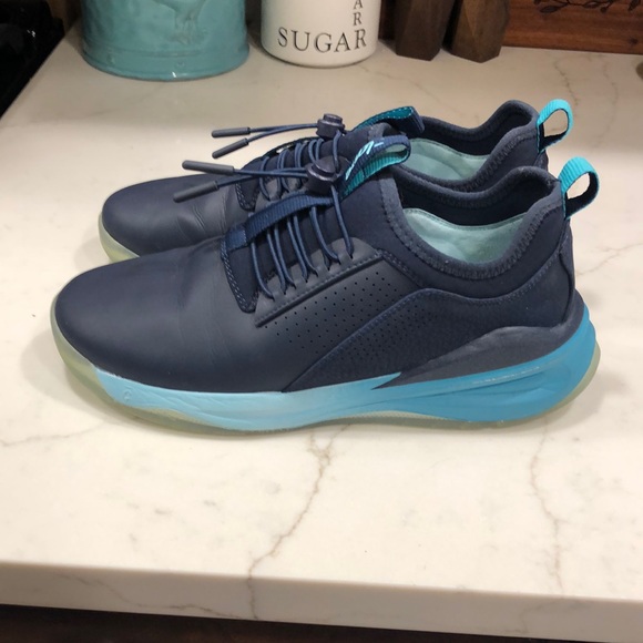 Navy Clove Healthcare Shoes. Size 7.5. Like new condition. - Picture 2 of 4